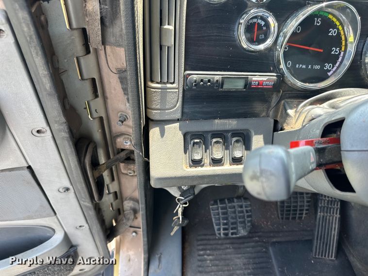 image for item DP8433 2003 Freightliner  Columbia  semi truck