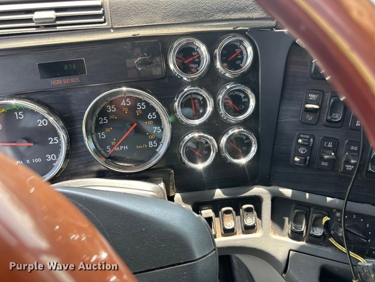 image for item DP8433 2003 Freightliner  Columbia  semi truck