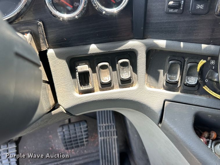 image for item DP8433 2003 Freightliner  Columbia  semi truck