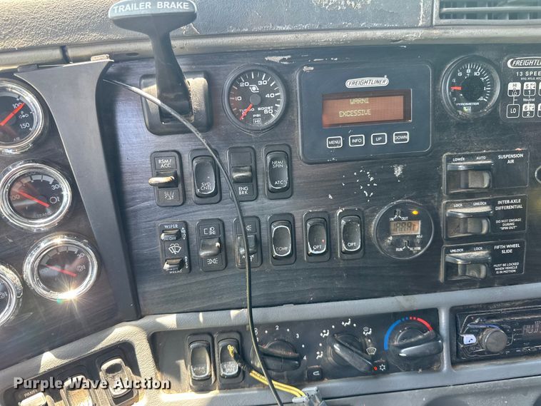 image for item DP8433 2003 Freightliner  Columbia  semi truck