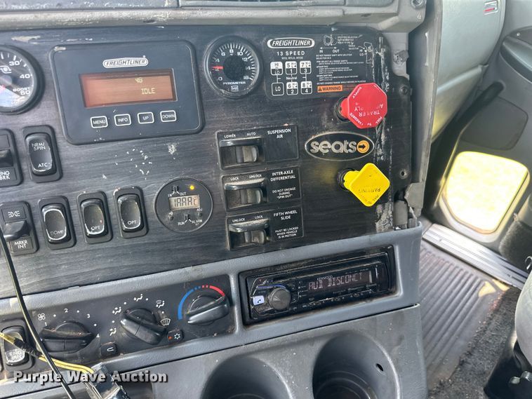 image for item DP8433 2003 Freightliner  Columbia  semi truck