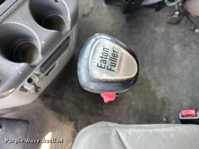 image for item DP8433 2003 Freightliner  Columbia  semi truck