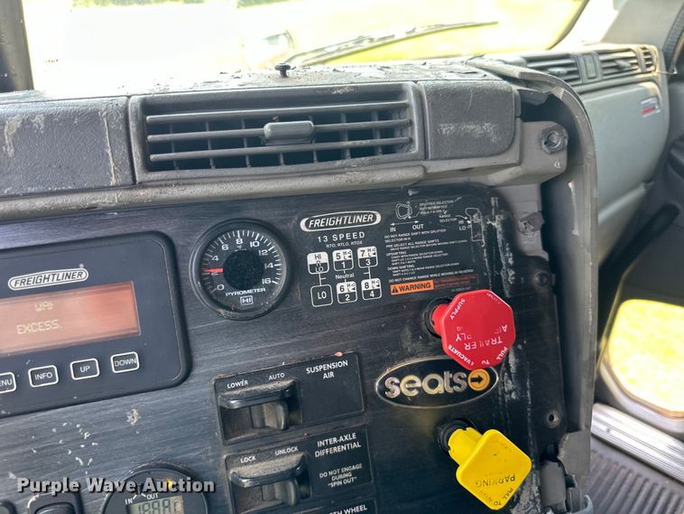 image for item DP8433 2003 Freightliner  Columbia  semi truck