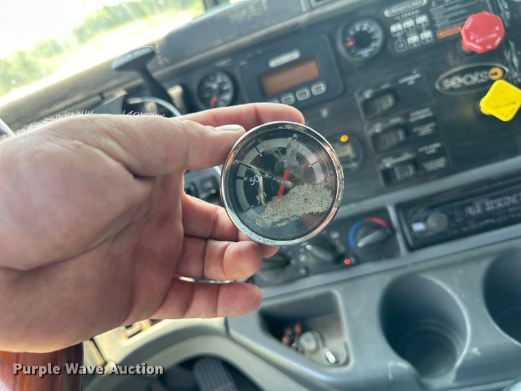 image for item DP8433 2003 Freightliner  Columbia  semi truck