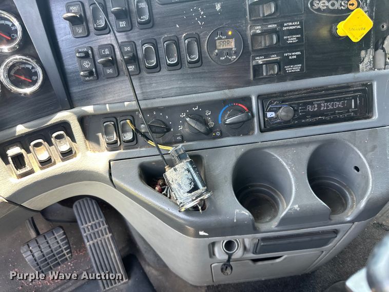 image for item DP8433 2003 Freightliner  Columbia  semi truck