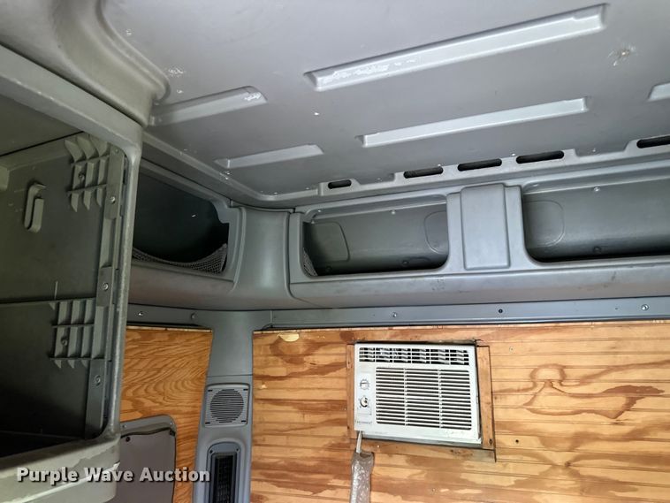 image for item DP8433 2003 Freightliner  Columbia  semi truck