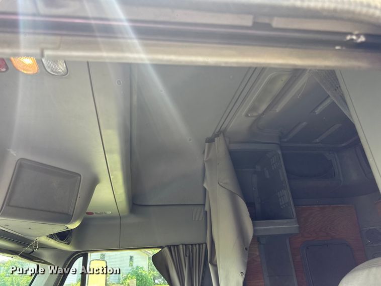 image for item DP8433 2003 Freightliner  Columbia  semi truck