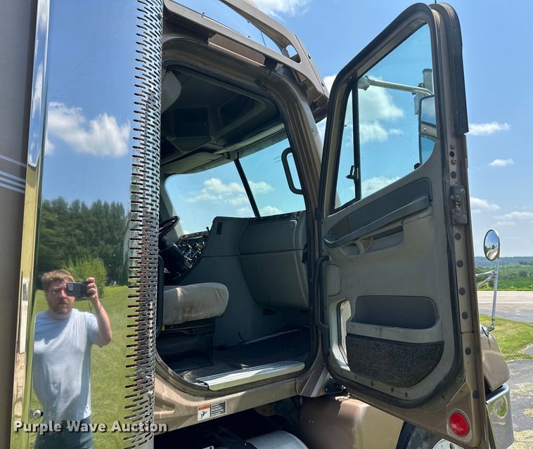 image for item DP8433 2003 Freightliner  Columbia  semi truck