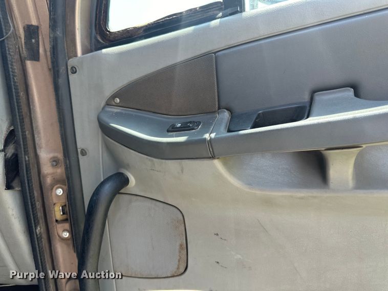 image for item DP8433 2003 Freightliner  Columbia  semi truck