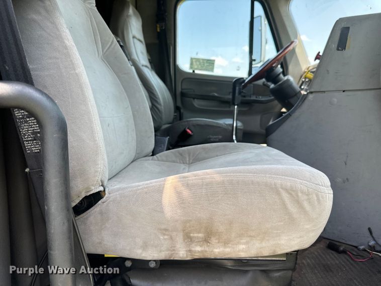 image for item DP8433 2003 Freightliner  Columbia  semi truck