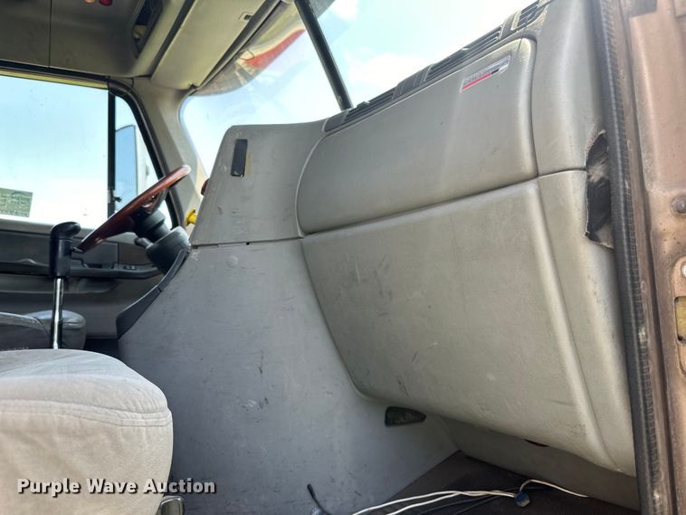 image for item DP8433 2003 Freightliner  Columbia  semi truck