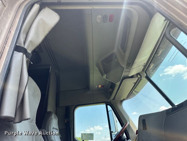 image for item DP8433 2003 Freightliner  Columbia  semi truck