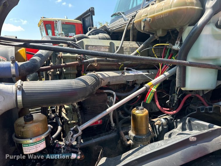 image for item DP8433 2003 Freightliner  Columbia  semi truck