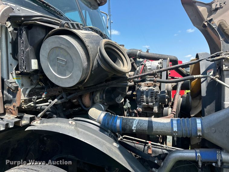 image for item DP8433 2003 Freightliner  Columbia  semi truck