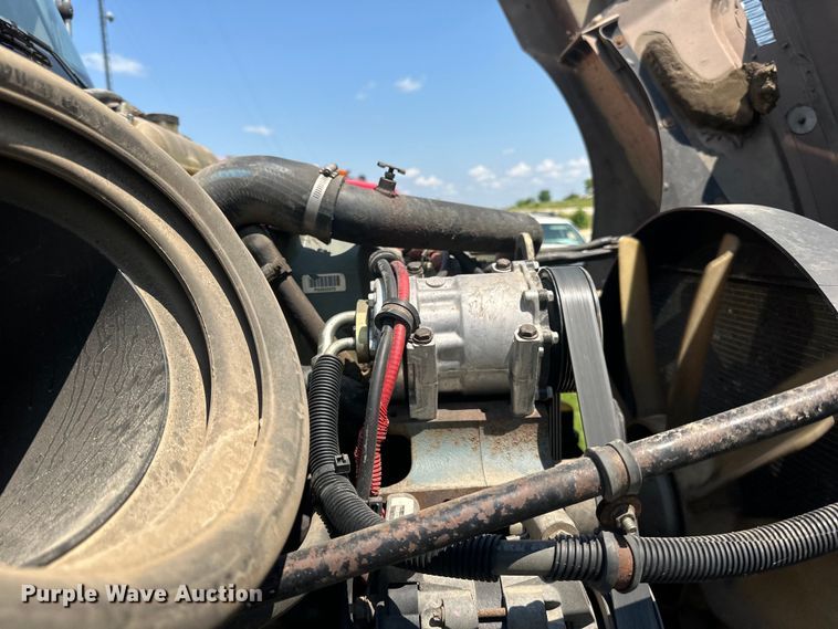 image for item DP8433 2003 Freightliner  Columbia  semi truck