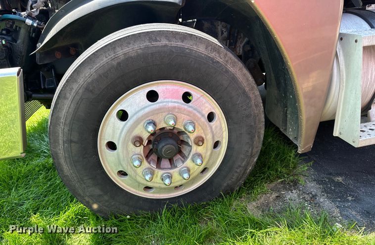 image for item DP8433 2003 Freightliner  Columbia  semi truck