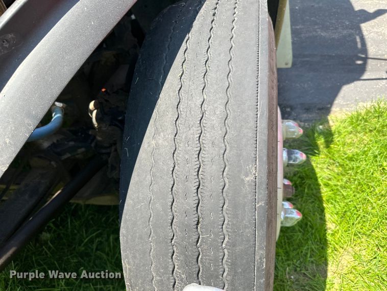 image for item DP8433 2003 Freightliner  Columbia  semi truck