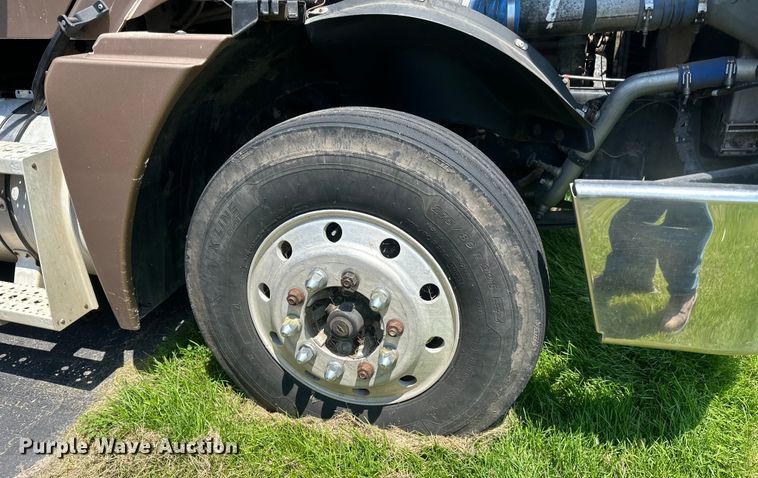 image for item DP8433 2003 Freightliner  Columbia  semi truck