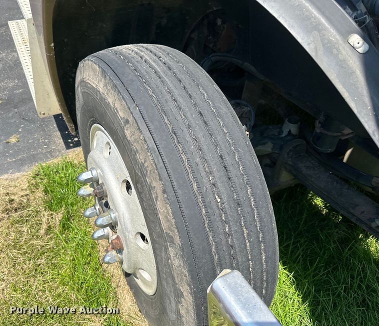 image for item DP8433 2003 Freightliner  Columbia  semi truck