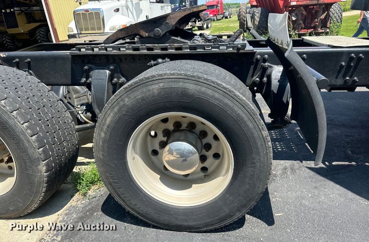 image for item DP8433 2003 Freightliner  Columbia  semi truck