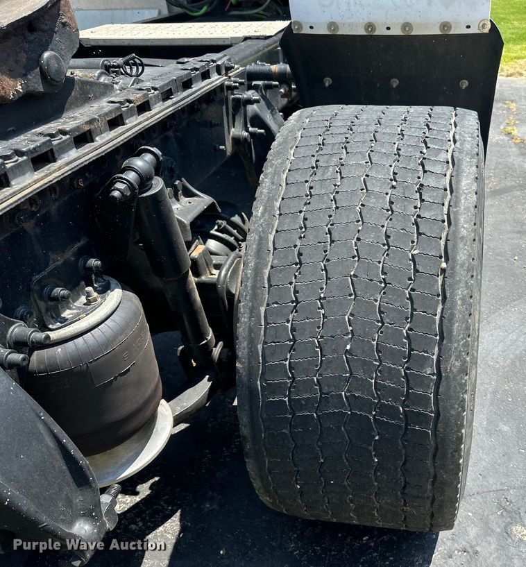 image for item DP8433 2003 Freightliner  Columbia  semi truck