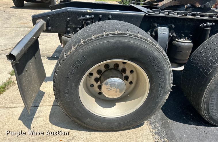 image for item DP8433 2003 Freightliner  Columbia  semi truck