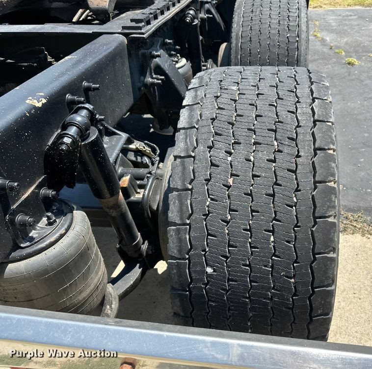 image for item DP8433 2003 Freightliner  Columbia  semi truck