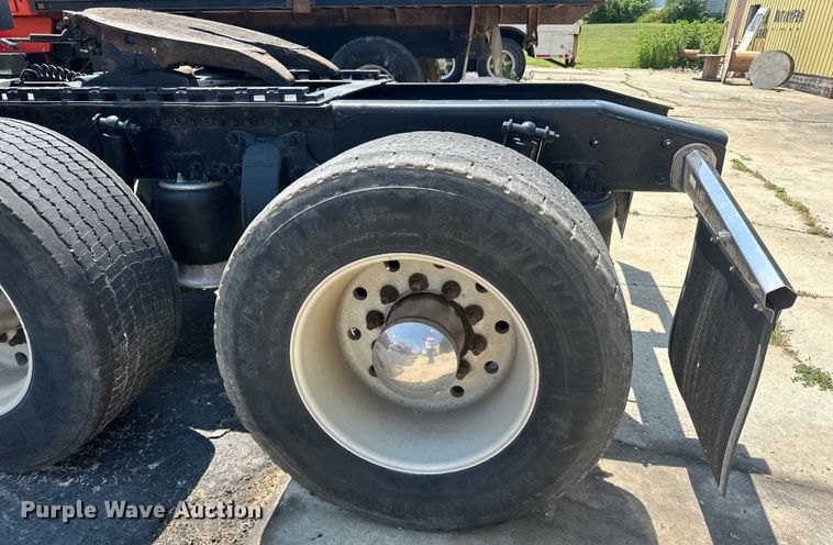 image for item DP8433 2003 Freightliner  Columbia  semi truck