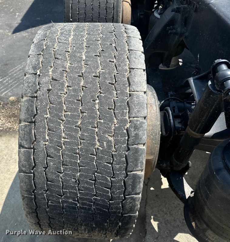 image for item DP8433 2003 Freightliner  Columbia  semi truck