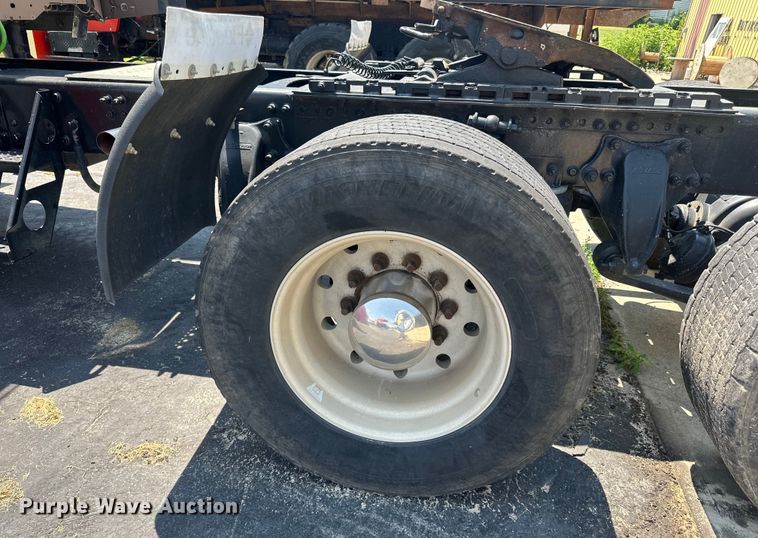 image for item DP8433 2003 Freightliner  Columbia  semi truck