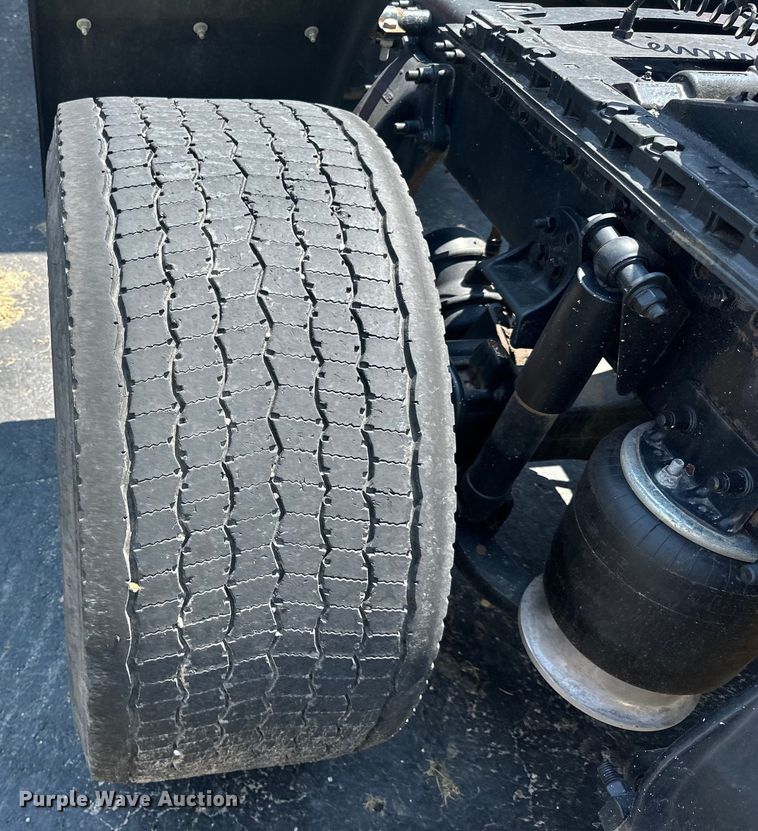 image for item DP8433 2003 Freightliner  Columbia  semi truck