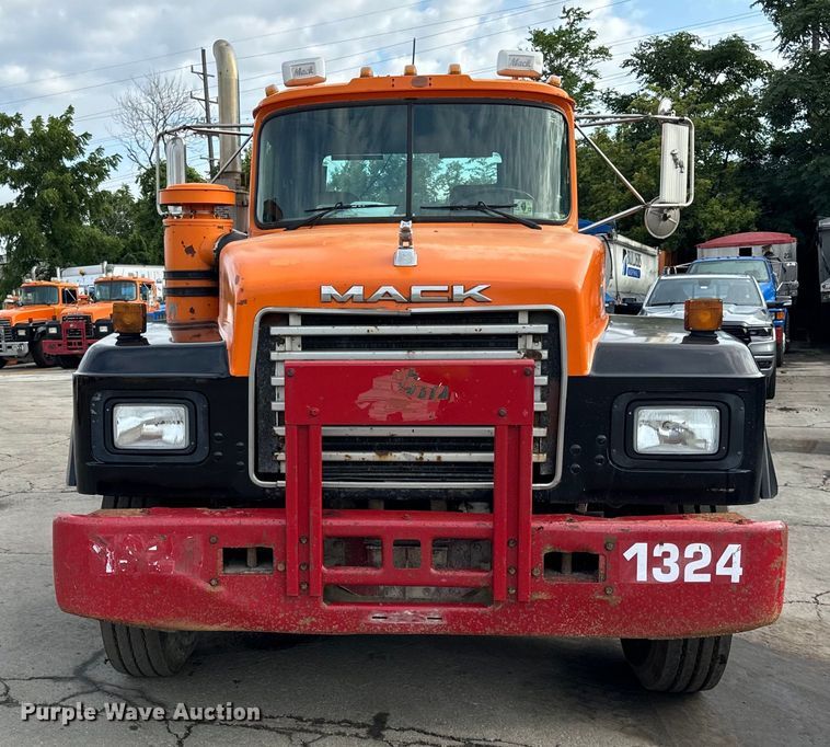 image for item DV5791 2001 Mack  RD690S semi truck