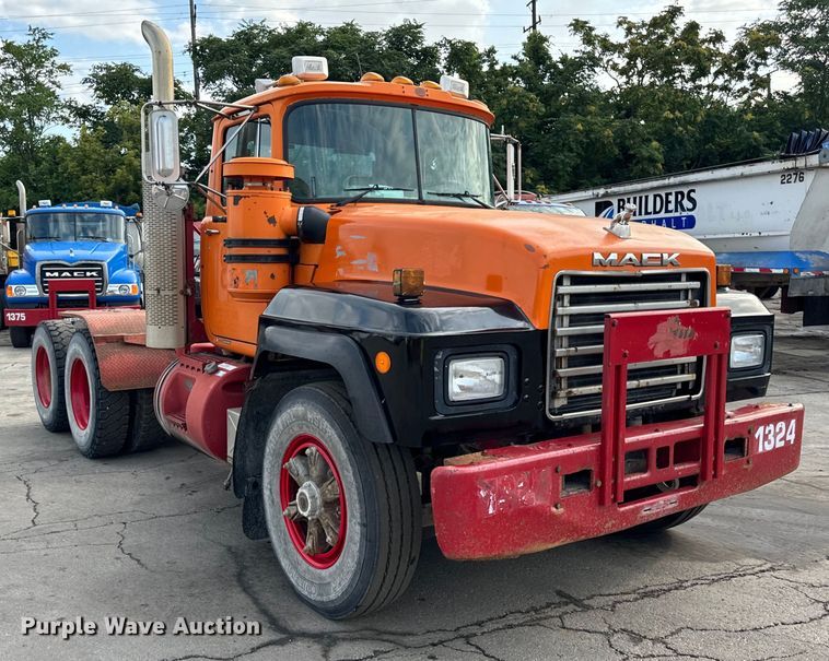 image for item DV5791 2001 Mack  RD690S semi truck