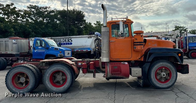 image for item DV5791 2001 Mack  RD690S semi truck