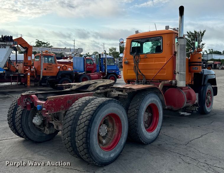 image for item DV5791 2001 Mack  RD690S semi truck