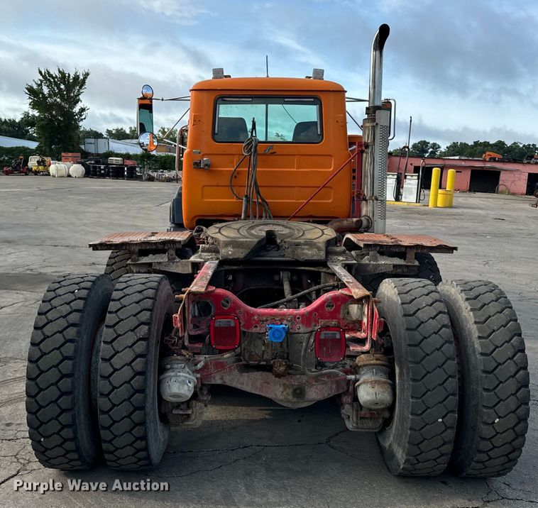 image for item DV5791 2001 Mack  RD690S semi truck