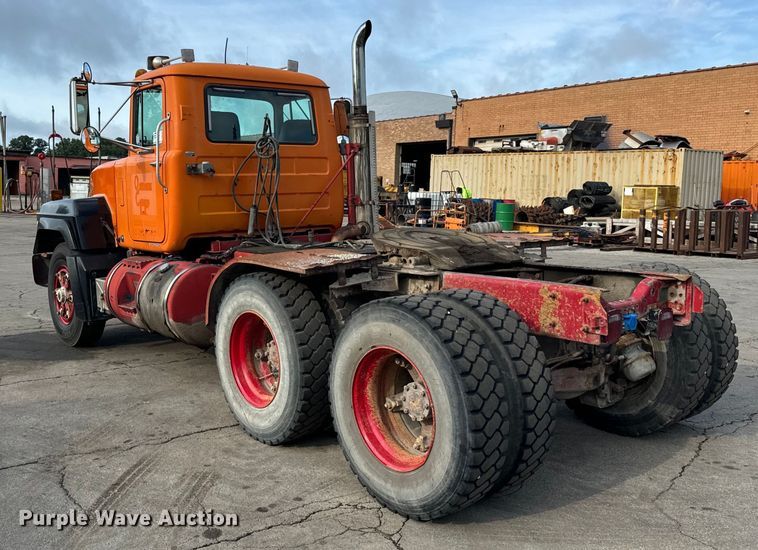 image for item DV5791 2001 Mack  RD690S semi truck