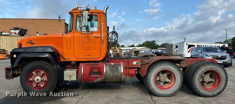 image for item DV5791 2001 Mack  RD690S semi truck