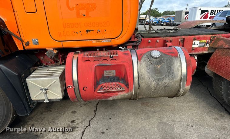 image for item DV5791 2001 Mack  RD690S semi truck