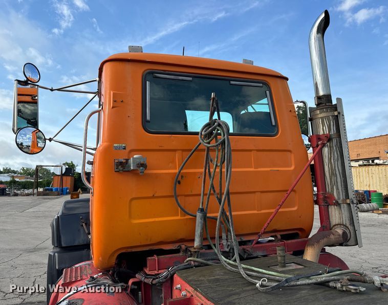 image for item DV5791 2001 Mack  RD690S semi truck