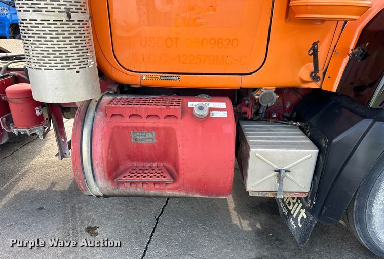 image for item DV5791 2001 Mack  RD690S semi truck