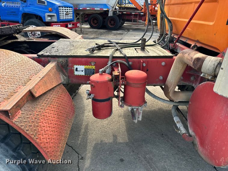 image for item DV5791 2001 Mack  RD690S semi truck