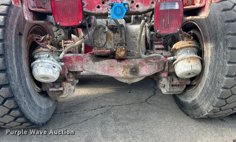 image for item DV5791 2001 Mack  RD690S semi truck