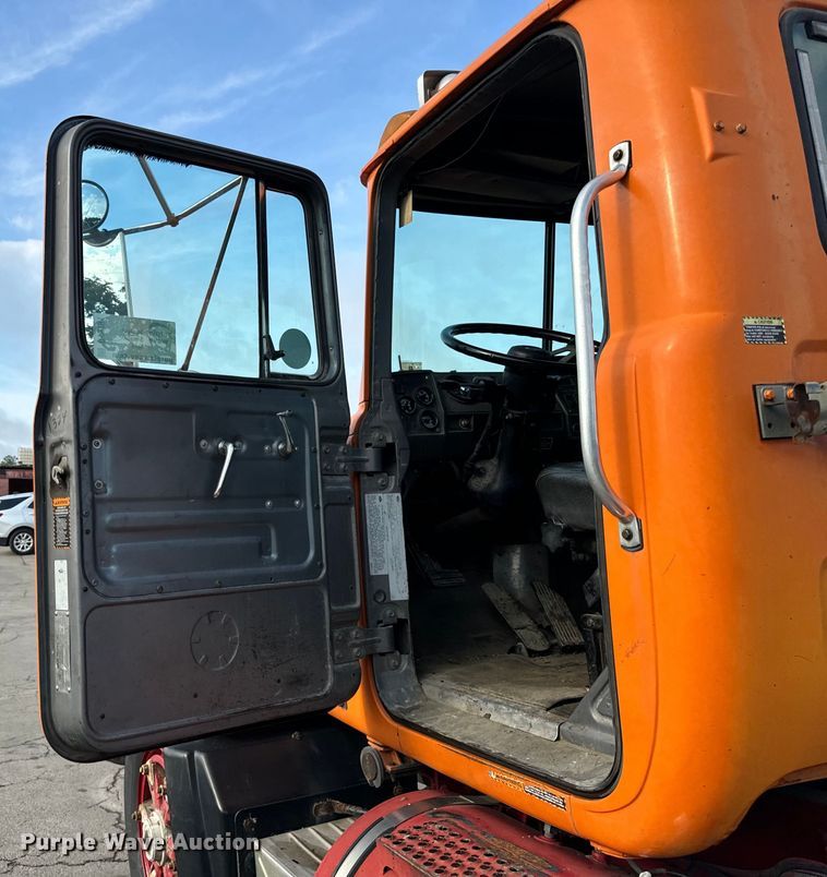 image for item DV5791 2001 Mack  RD690S semi truck