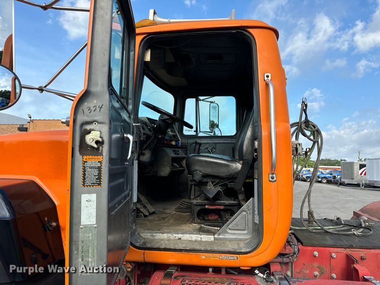 image for item DV5791 2001 Mack  RD690S semi truck