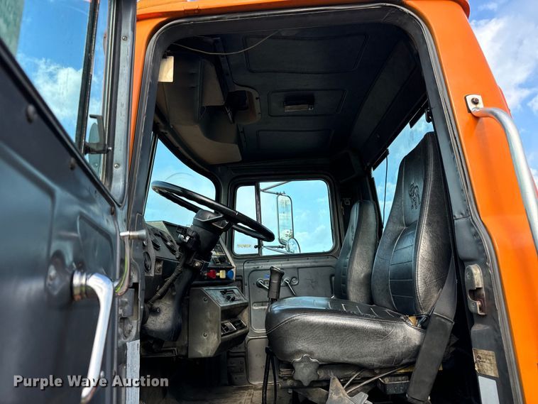 image for item DV5791 2001 Mack  RD690S semi truck