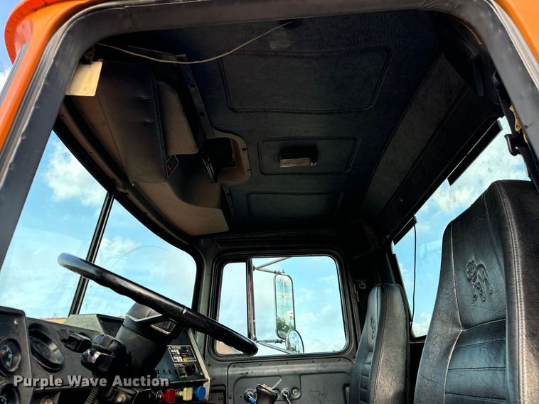 image for item DV5791 2001 Mack  RD690S semi truck