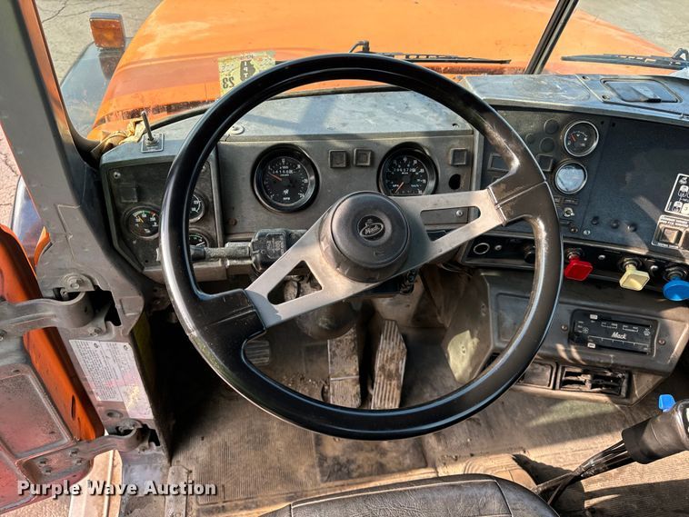 image for item DV5791 2001 Mack  RD690S semi truck