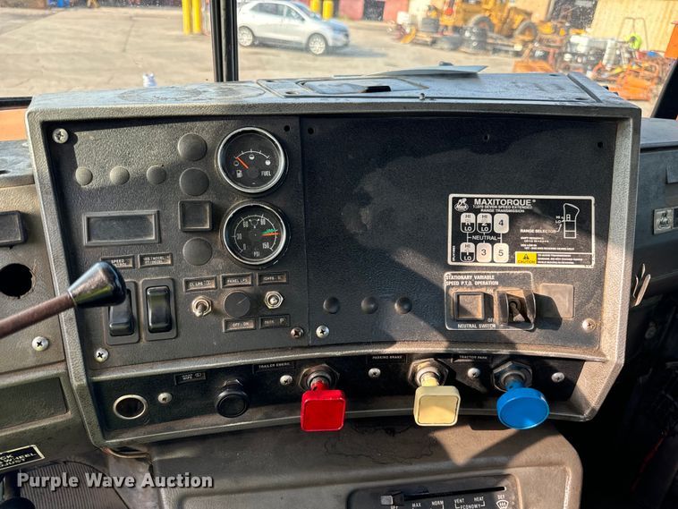 image for item DV5791 2001 Mack  RD690S semi truck