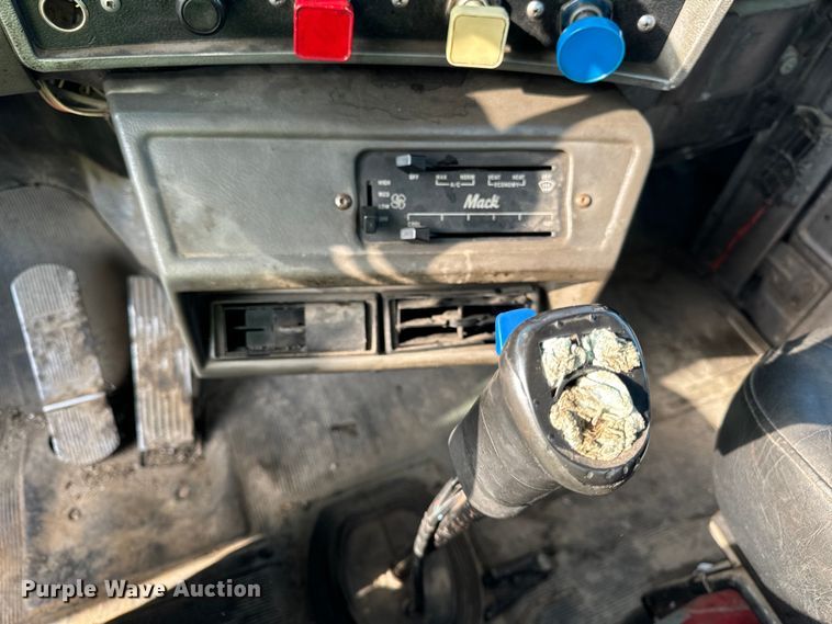 image for item DV5791 2001 Mack  RD690S semi truck